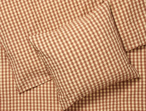 JUNA Bæk&Bølge sengetøy 220x220 cm kanel/gul SE – Kjøp her