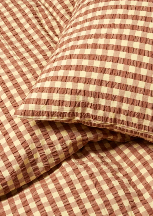 JUNA Bæk&Bølge sengetøy 220x220 cm kanel/gul SE – Kjøp her