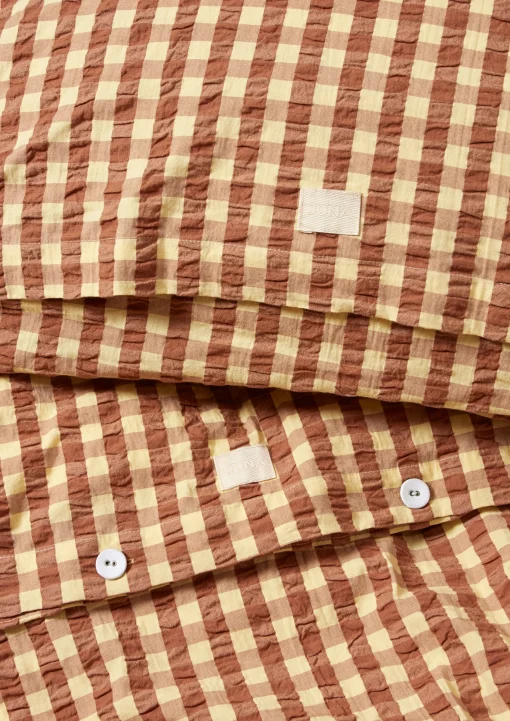 JUNA Bæk&Bølge sengetøy 220x220 cm kanel/gul SE – Kjøp her